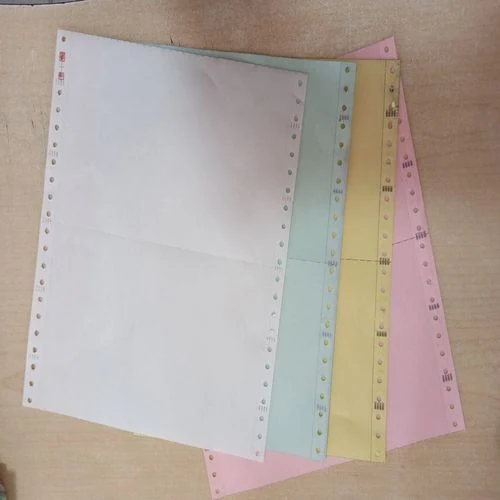 Muestra de formas continuas de Cometa en papel blanco, azul, amarillo y rosa