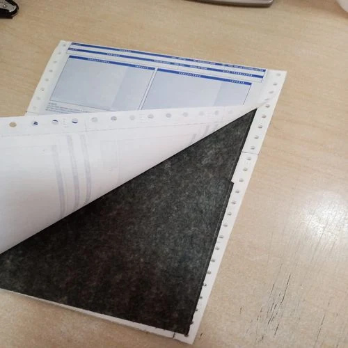 Ejemplo de formato continuo con papel carbón entre sus hojas.