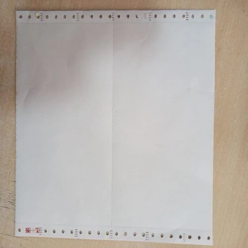Papel con perforaciones laterales para impresión en forma continua.