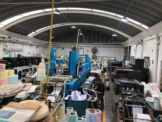 Planta de Impresiones Cometa en Azcapotzalco: maquinaria y bobinas para la producción de formas continuas.